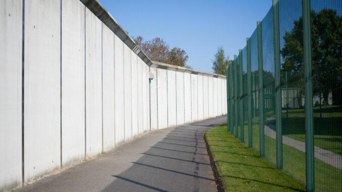 In der Jugendanstalt Schleswig war ein Brand in einer Zelle ausgebrochen. (Archivbild)