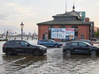 Eine im Sommer seltene Sturmflut hat den Hamburger Fischmarkt in Teilen überspült.