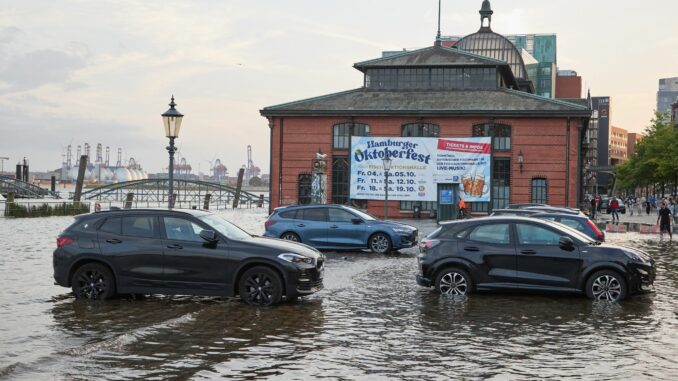 Eine im Sommer seltene Sturmflut hat den Hamburger Fischmarkt in Teilen überspült.