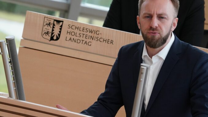 Niclas Dürbrook spricht sich für eine Entlastung der Landespolizei aus. (Archivbild)