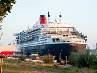 Das Kreuzfahrtschiff «Queen Mary 2» fährt in den Hamburger Hafen ein.