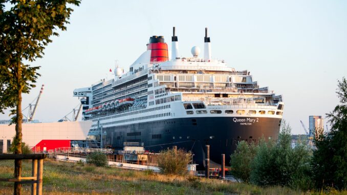 Das Kreuzfahrtschiff «Queen Mary 2» fährt in den Hamburger Hafen ein.