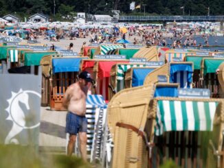 Am Timmendorfer Strand herrscht reger Badebetrieb. (Archivbild)