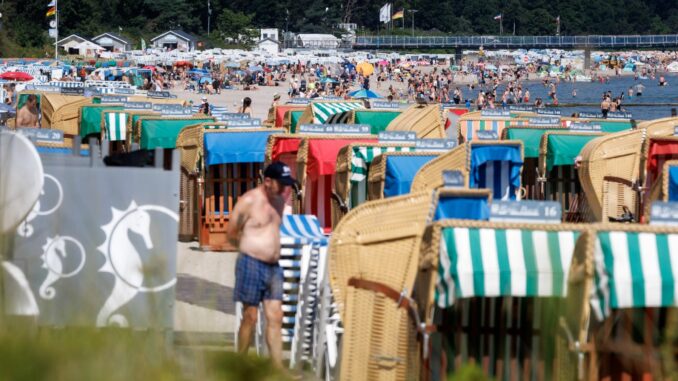 Am Timmendorfer Strand herrscht reger Badebetrieb. (Archivbild)