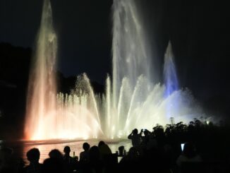 Bis Ende August beginnt das Wasserlichtkonzert um 22.00 Uhr, dann wird der Start bis zum Ende der Saison am 30. September auf 21.00 Uhr vorgezogen.