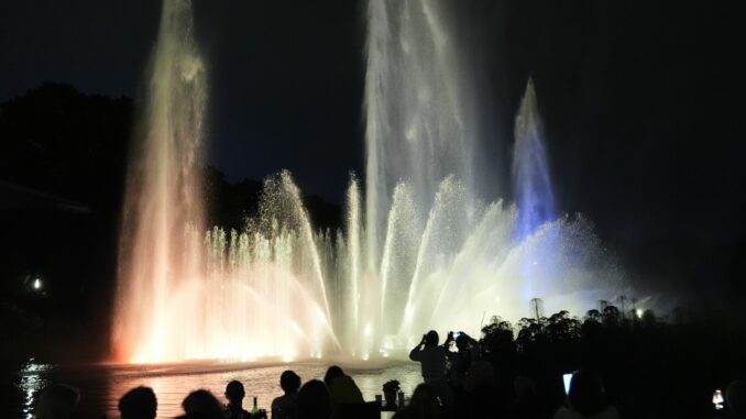 Bis Ende August beginnt das Wasserlichtkonzert um 22.00 Uhr, dann wird der Start bis zum Ende der Saison am 30. September auf 21.00 Uhr vorgezogen. 