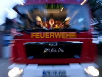 Nach dem Versprühen von Pfefferspray lässt die Lübecker Feuerwehr ein Bekleidungsgeschäft räumen.