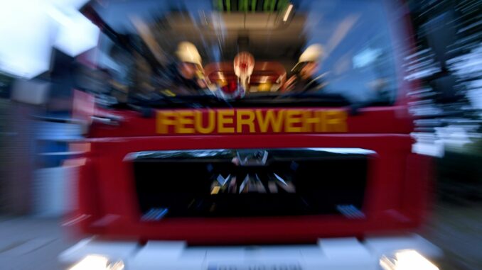 Nach dem Versprühen von Pfefferspray lässt die Lübecker Feuerwehr ein Bekleidungsgeschäft räumen.