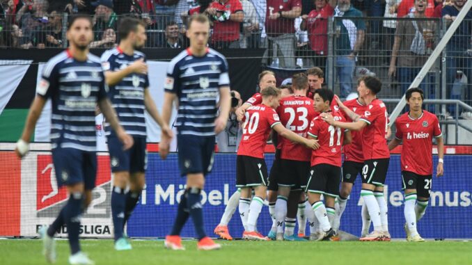 Hannover jubelt: Jessic Ngankam (2vr) trifft im Nordduell mit dem Hamburger SV.