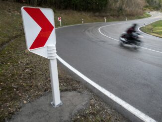 Eine Motorradfahrerin fuhr in Hohenlockstedt gegen eine Mauer und wurde tödlich verletzt. (Symbolbild)