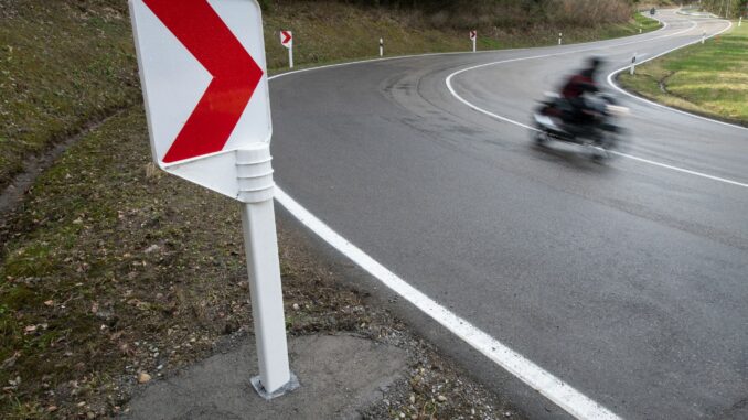 Eine Motorradfahrerin fuhr in Hohenlockstedt gegen eine Mauer und wurde tödlich verletzt. (Symbolbild)