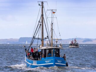 Fischkutter fahren vom Meeresarm Peenestrom auf die Ostsee. (Archivbild)