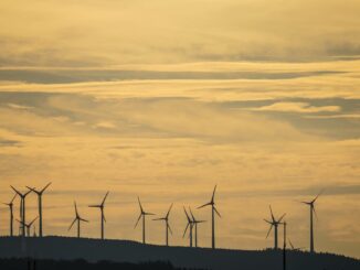 Ein Windpark steht auf einem Höhenzug.