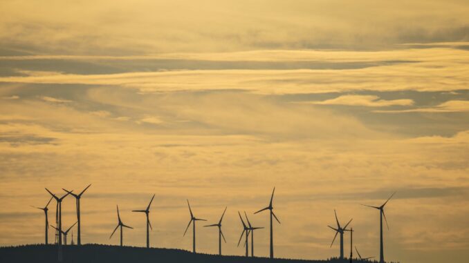 Ein Windpark steht auf einem Höhenzug.