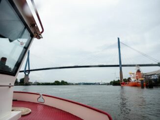 Seit 50 Jahren überspannt die Köhlbrandbrücke einen Arm der Elbe im Hamburger Hafen.