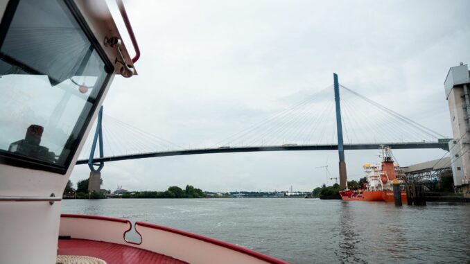 Seit 50 Jahren überspannt die Köhlbrandbrücke einen Arm der Elbe im Hamburger Hafen.