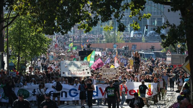 Tausende Menschen machen sich in Hamburg für mehr Klimaschutz stark