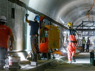 In der Weströhre des Alten Elbtunnels ist der Innenausbau im vollen Gange.