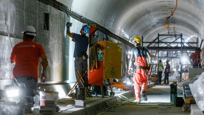 In der Weströhre des Alten Elbtunnels ist der Innenausbau im vollen Gange.