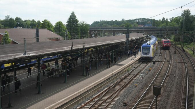 Eine technische Störung in einem Stellwerk am Bahnhof Harburg sorgt für Beeinträchtigungen im Bahnverkehr. (Archivbild)