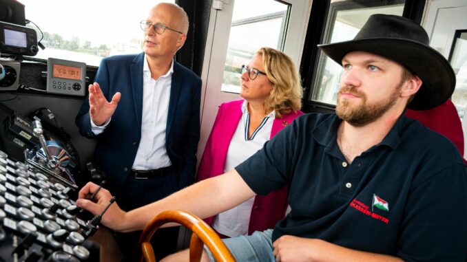 Hamburgs Regierungschef Tschentscher steht neben Bundesentwicklungsministerin Schulze.