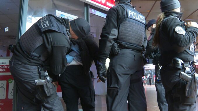 Seit einem Jahr gilt am Hamburger Hauptbahnhof ein Waffenverbot. (Archivbild)