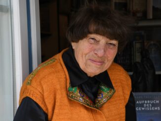 Nach einer Nachfolgerin für ihren Bücherladen auf Sylt hat Hildegard Steiner-Schwarz (92) lange gesucht.