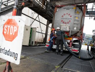 Ein Tankwagen wird auf dem Gelände eines Schmierstoffwerks entleert.