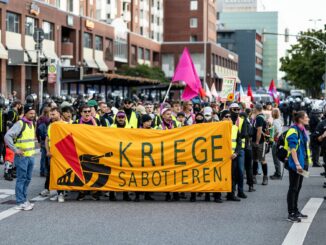 Etwa 300 Menschen demonstrieren in Kiel gegen die Rüstungsindustrie.