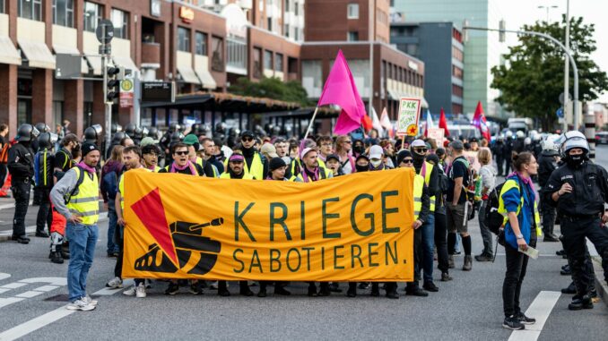 Etwa 300 Menschen demonstrieren in Kiel gegen die Rüstungsindustrie.