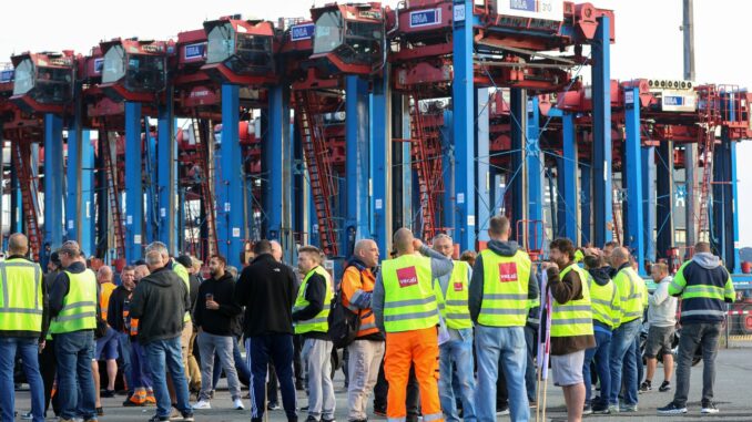 Ein Warnstreik im Hamburger Hafen. 