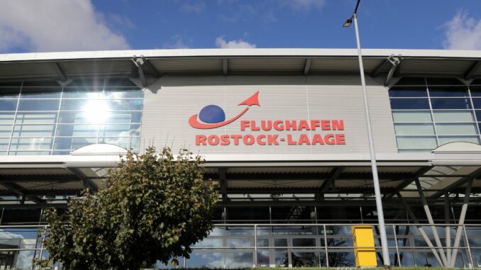 Der Flughafen Rostock-Laage ist im Oktober für zwei Wochen gesperrt. (Archivbild)