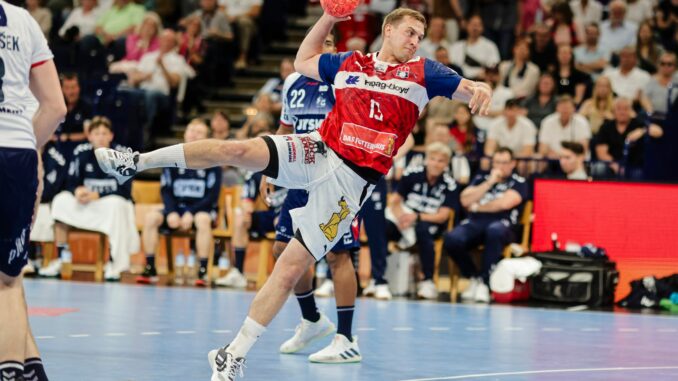 Niklas Weller und Hamburgs Bundesliga-Handballer hatten die TBV Lemgo Lippe zu Gast.