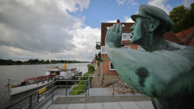 Die Statue «DerRufer» steht an der Elbe in Lauenburg. (Archivbild)