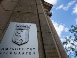 Ein 20-Jähriger muss sich wegen mehrerer Aktionen in Schleswig-Holstein vor dem Amtsgericht Tiergarten in Berlin verantworten.