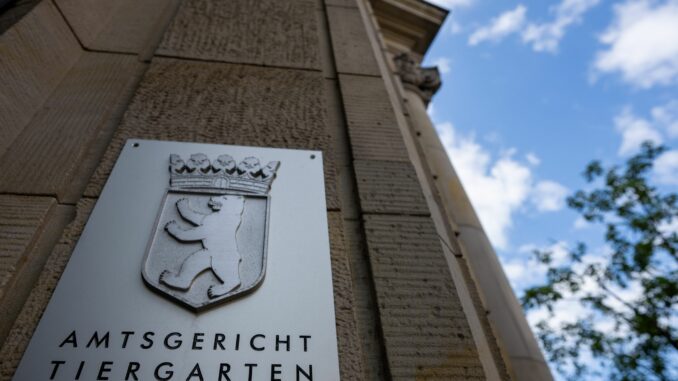 Ein 20-Jähriger muss sich wegen mehrerer Aktionen in Schleswig-Holstein vor dem Amtsgericht Tiergarten in Berlin verantworten.