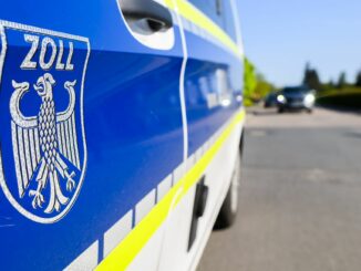 Beamte von Zoll und Polizei nahmen am Dienstag in fünf Bundesländern Durchsuchungen vor. (Symbolbild)