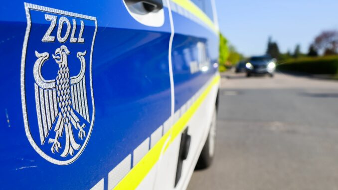 Beamte von Zoll und Polizei nahmen am Dienstag in fünf Bundesländern Durchsuchungen vor. (Symbolbild)