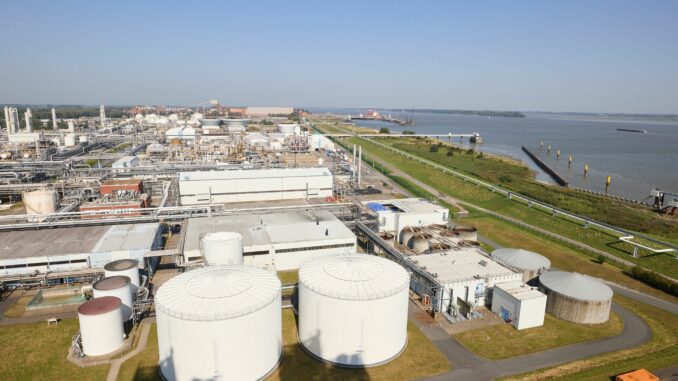 In Stade wird wegen möglicher Drohnenflüge über Industriestandorten ermittelt. (Archivbild)