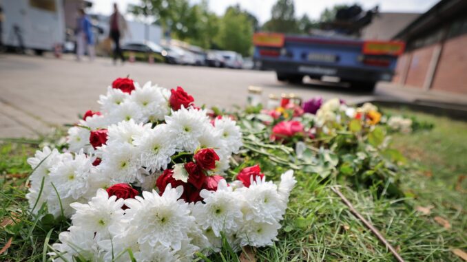 An der Unfallstelle liegen Blumen für den tödlich verunglückten Radfahrer. (Archivbild)