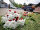 An der Unfallstelle liegen Blumen für den tödlich verunglückten Radfahrer. (Archivbild)