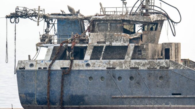 Das Wrack der «Verity» wurde Monate nach dem Schiffsunfall vom Meeresgrund geborgen. Bei dem Unglück starben fünf Seeleute. (Archivbild)