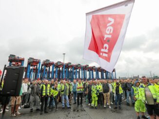 Zum zweiten Mal innerhalb weniger Tage hat die Gewerkschaft Verdi HHLA-Beschäftigte zum Warnstreik aufgerufen.