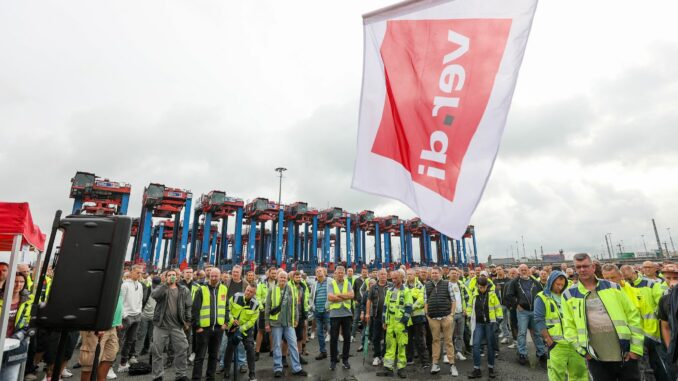 Zum zweiten Mal innerhalb weniger Tage hat die Gewerkschaft Verdi HHLA-Beschäftigte zum Warnstreik aufgerufen.