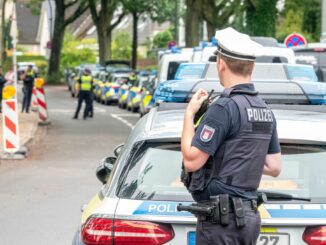 Ein Schüler soll mit einer Waffe in die Schule gekommen sein.