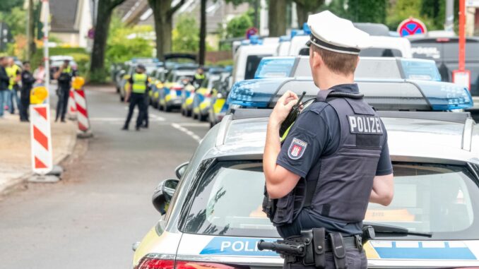 Ein Schüler soll mit einer Waffe in die Schule gekommen sein.