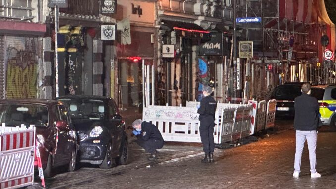 Nach einem Streit vor einem Lokal im Hamburger Schanzenviertel ist ein Mann von einem Unbekannten angeschossen worden. 