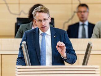 Daniel Günther hält eine Regierungserklärung im Kieler Landtag.