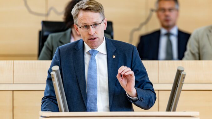 Daniel Günther hält eine Regierungserklärung im Kieler Landtag.