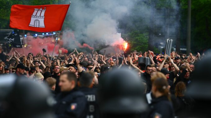 Hamburg will eine Beteiligung der Vereine an den Kosten für Polizeieinsätze bei Fußballspielen der Ersten und Zweiten Bundesliga prüfen.